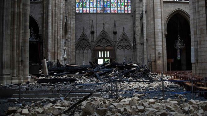 Destroços no interior da Catedral de Notre-Dame em 16 de abril, um dia após o incêndio que destruiu parcialmente o monumento histórico e religioso no centro da capital francesa. Foto: Amaury Blin / AFP