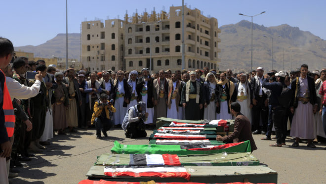 Rebeldes do Iêmen realizam funeral coletivo para crianças mortas em uma explosão perto de duas escolas na capital Sanaa, em 10 de abril | Foto: MOHAMMED HUWAIS / AFP
