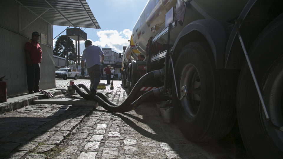 Caminhão sendo abastecido com óleo diesel. Caminhoneiros criticaram medidas anunciadas pelo governo Bolsonaro e ameaçam fazer greve se o preço do óleo diesel subir.