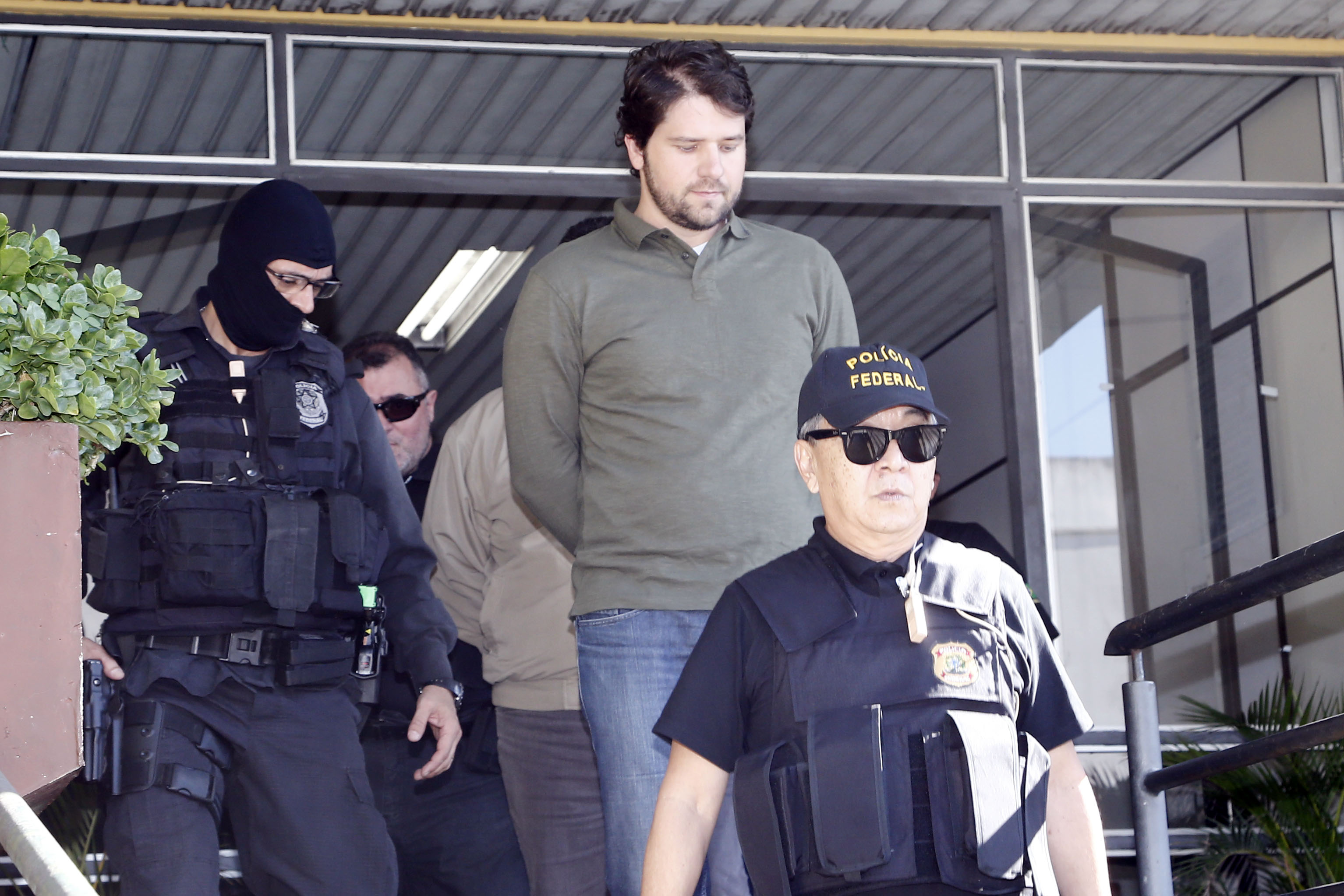 O ex-deputado Luiz Argôlo (de camisa verde), quando fazia exames de corpo de delito no IML de Curitiba, após ser preso pela Lava Jato.