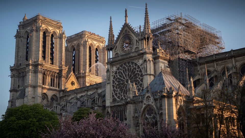 Catedral Notre-Dame de Paris na manhã seguinte ao incêndio.