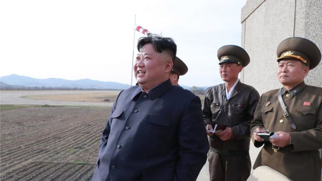 Esta foto de 16 de abril, distribuída nesta quarta-feira (17) pela agência de notícias norte-coreana mostra o ditador Kim Jong Un observando o voo de teste de pilotos de combate de unidade 1017 da Força Aérea e Anti-aérea em local não identificado. Foto: KCNA VIA KNS / various sources / AFP