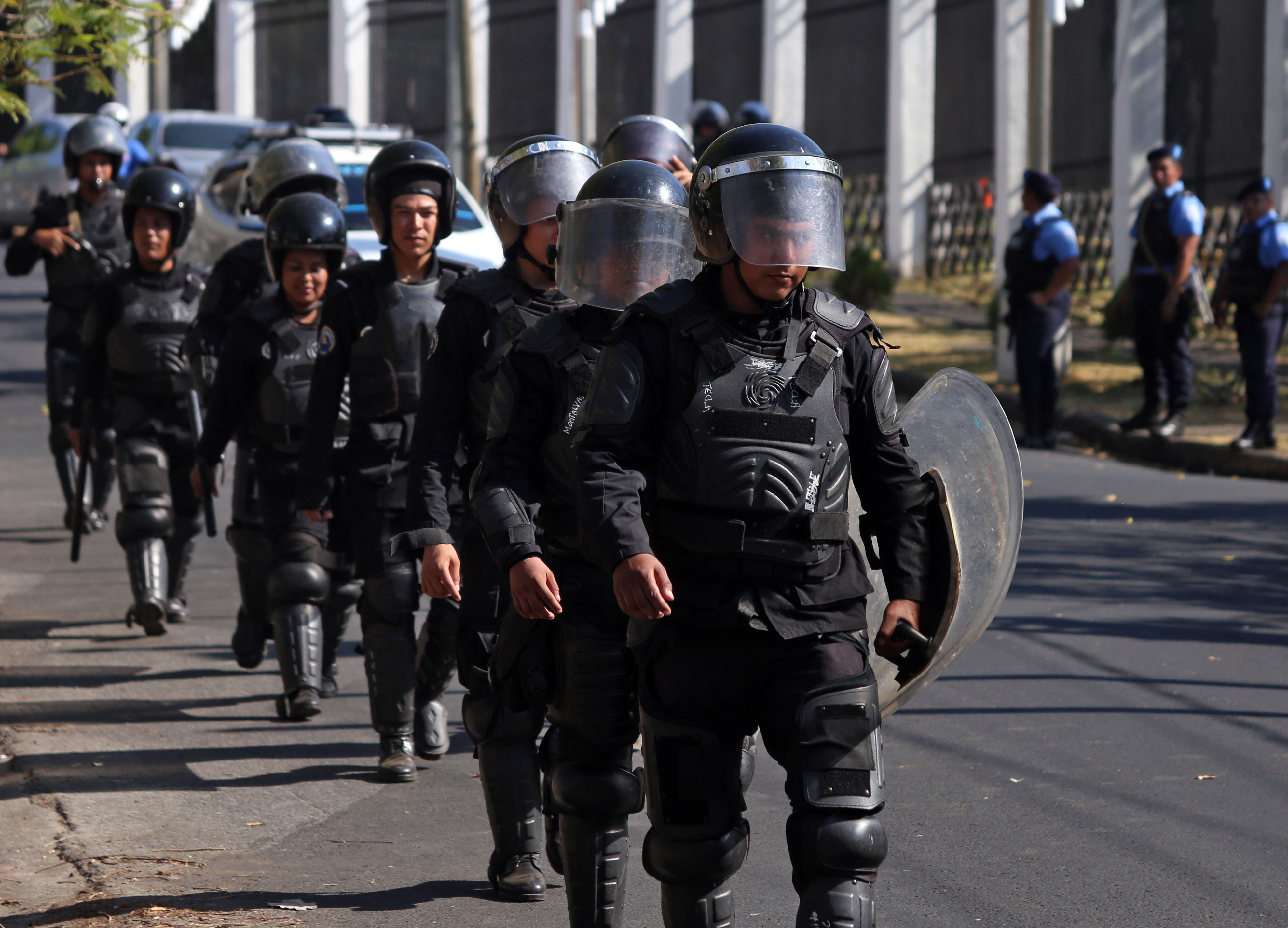 A polícia de choque é destacada enquanto manifestantes protestam contra o governo em um estacionamento em Manágua em 17 de abril de 2019 | Foto: MAYNOR VALENZUELA / AFP