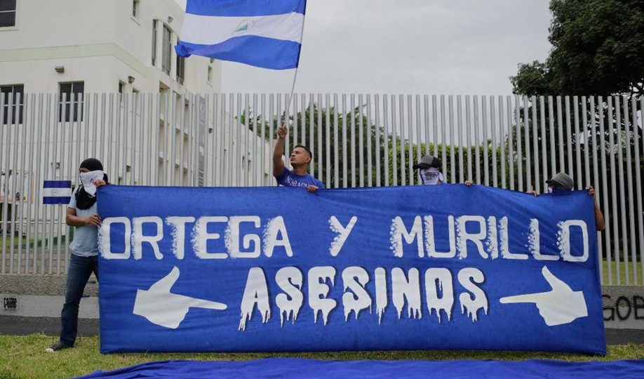 Estudantes de diferentes universidades da Nicarágua exigem que Daniel Ortega e sua esposa, a vice-presidente Rosario Murillo, renunciem, em 2 de agosto, em Manágua | Foto: Inti OCON/AFP