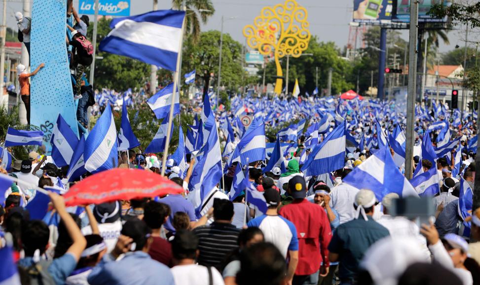 Manifestantes protestam contra o governo da Nicarágua em Manágua em 9 de maio de 2018 | Foto: INTI OCON/AFP