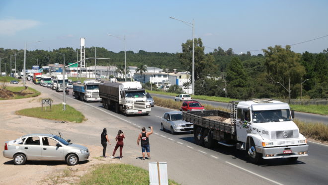 Caminhoneiros fazem manifestação em Curitiba pedindo atenção de Bolsonaro.
