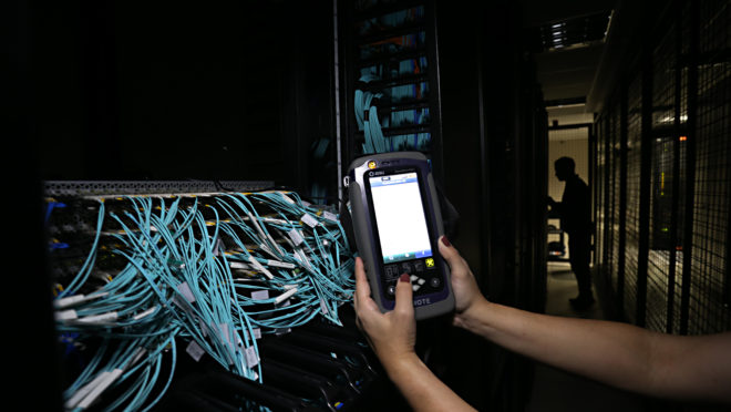 Funcionário da Copel Telecom mostra sala de controle