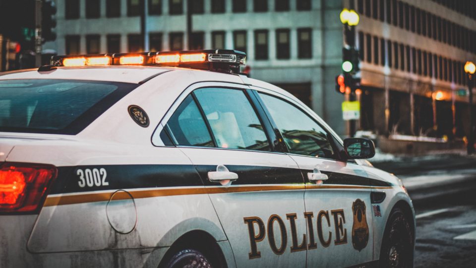 "O aumento da qualidade e do número de policiais contratados terá algum impacto no comportamento criminoso e desordeiro – mas não muito, a menos que criemos um Estado policial" (Imagem: Pixabay)