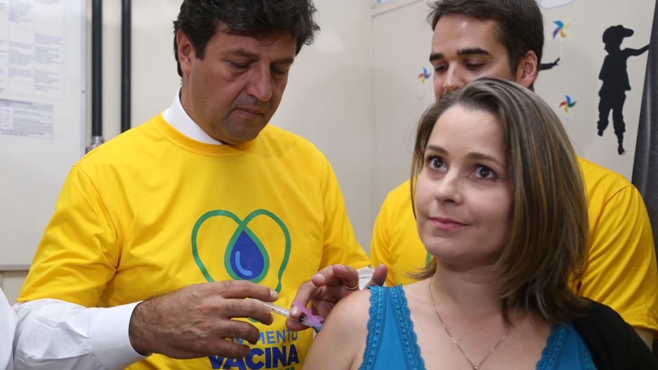 Ministro da Saúde ‘dribla’ polêmicas e ajeita a casa. Mas logo terá de mostrar resultados O ministro da Saúde, Luiz Henrique Mandetta, lança Campanha Nacional de Vacinação contra a Gripe, durante cerimônia em Porto Alegre.