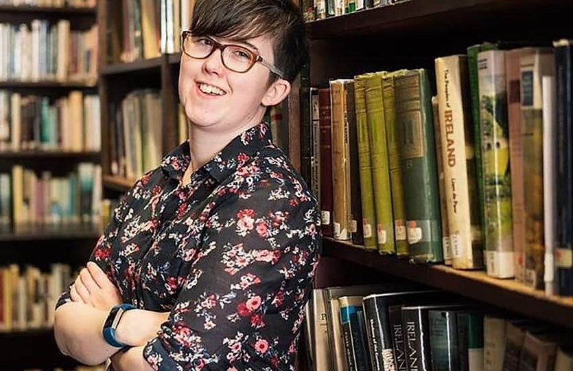 Jornalista é morta em confronto na Irlanda do Norte. Polícia considera “ato terrorista” Foto recente da jornalista e escritora Lyra Mckee, morta durante conflitos no bairro de Cregga, em Londonderry, Irlanda do Norte. A polícia considera o caso como atentado terrorista. Foto distribuída por Polícia da Irlanda do Norte / AFP