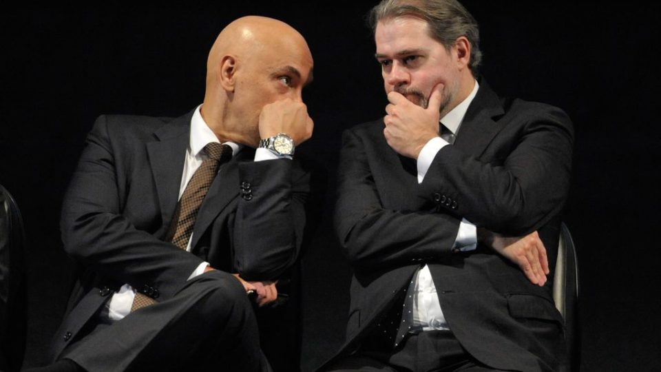 Os cuidados necessários com a CPI da Lava Toga Os ministros do STF Alexandre Moraes e Dias Toffoli participam da abertura do seminário AGU 25 anos (Fabio Rodrigues Pozzebom/Agência Brasil)