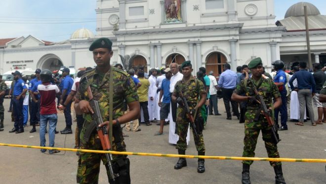 Forças armadas fazem segurança de igreja após atentado ocorrido neste domingo (21) no Sri Lanka. Foto: Ishara S. Kodikara/AFP.