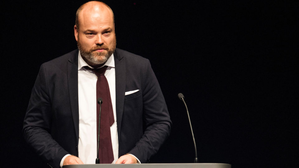 Esta imagem de 21 de agosto de 2017 mostra Anders Holch Povlsen durante evento em Aarhus, Dinamarca. (Foto de Tariq Mikkel Khan / Ritzau Scanpix / AFP)