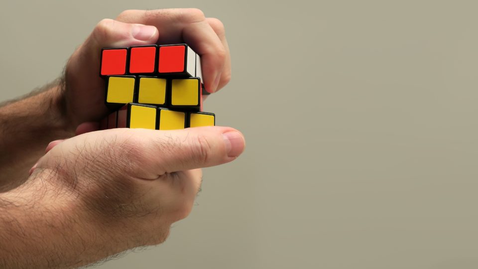 Os mesmos políticos e burocratas de quem esperamos a garantia de justiça para a totalidade da espécie humana não conseguem encontrar as soluções (Imagem: Pixabay)