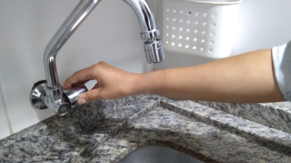 Mais de 60 bairros de Curitiba e região podem ficar sem água nesta quinta-feira Falta de água é causa por problemas elétricos na Estação de Tratamento de Água Passaúna
