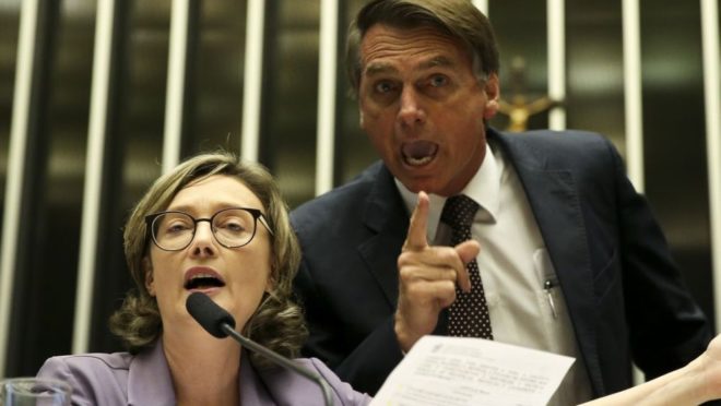 A imagem mostra Jair Bolsonaro e Maria do Rosário discutindo na Câmara dos Deputados. A imagem é de Marcelo Camargo, da Agência Brasil.
