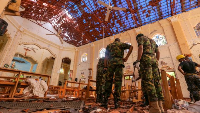 Soldados do Sri Lanka verificam os danos dentro da Igreja de São Sebastião em Negombo, em 22 de abril de 2019. (Foto: Tharaka Basnayaka/Bloomberg)