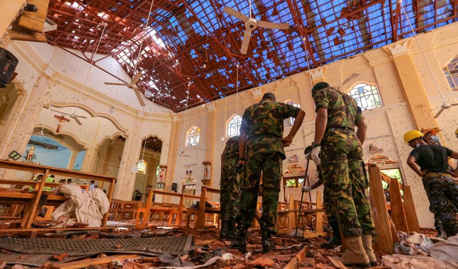 Soldados do Sri Lanka verificam os danos dentro da Igreja de São Sebastião em Negombo, em 22 de abril de 2019. (Foto: Tharaka Basnayaka/Bloomberg)