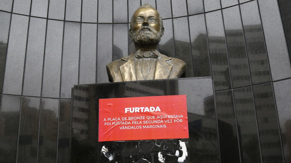 estátua de bronze sem a placa de bronze que foi furtada