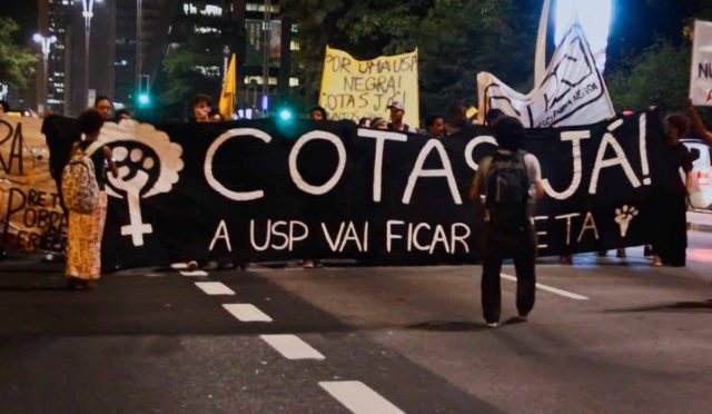 Estudantes da USP protestam em favor de cotas raciais na universidade.