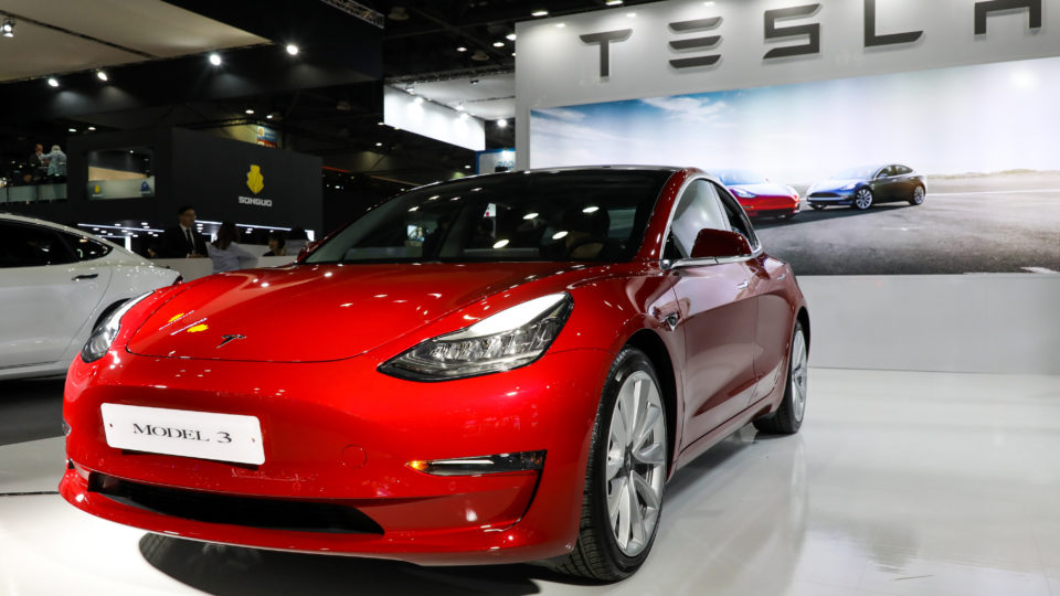 Carros elétricos não são tão sustentáveis quanto as pessoas pensam carro-tesla-model-3-eletrico