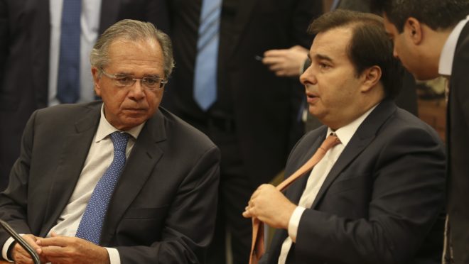 Ao lado do presidente da Câmara, Rodrigo Maia, o ministro da Economia, Paulo Guedes, vai à Comissão de Constituição e Justiça (CCJ) da Câmara, para debater a reforma da Previdência (PEC 6/19).