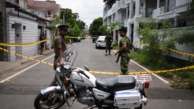 orças de segurança do Sri Lanka ficam de guarda em torno da casa de um dos suspeitos dos atentados suicidas em Colombo | Foto: Mohd RASFAN / AFP