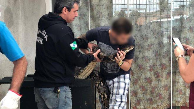 Homem beijando cobra