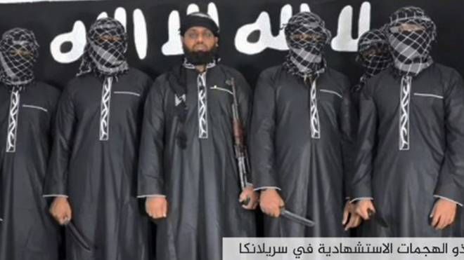 Imagem de um vídeo divulgado pela agência de propaganda do Estado Islâmico mostra homens que supostamente realizaram uma série de explosões suicidas no domingo de Páscoa no Sri Lanka | Foto: AMAQ/AFP