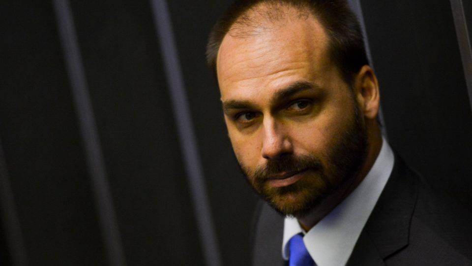 Enquete: Eduardo Bolsonaro deve ser o embaixador nos Estados Unidos? Qual é a sua opinião Deputado Eduardo Bolsonaro durante sessão de posse dos Deputados Federais para a 56ª Legislatura. (Foto: Marcelo Camargo / Agência Brasil)