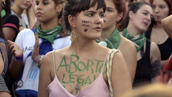 Ativistas que exigem a legalização do aborto participam de uma manifestação em frente ao Congresso Nacional em Buenos Aires, em 19 de fevereiro de 2019. (Foto de Juan MABROMATA / AFP)