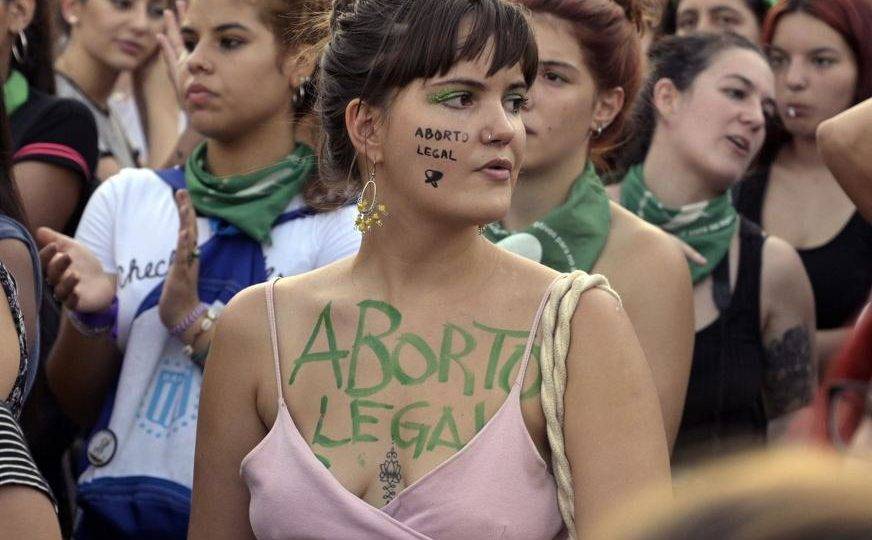 Ativistas que exigem a legalização do aborto participam de uma manifestação em frente ao Congresso Nacional em Buenos Aires, em 19 de fevereiro de 2019. (Foto de Juan MABROMATA / AFP)