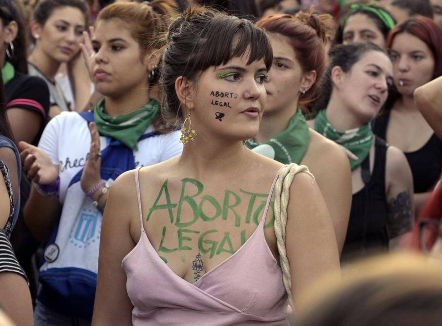 Ativistas que exigem a legalização do aborto participam de uma manifestação em frente ao Congresso Nacional em Buenos Aires, em 19 de fevereiro de 2019. (Foto de Juan MABROMATA / AFP)