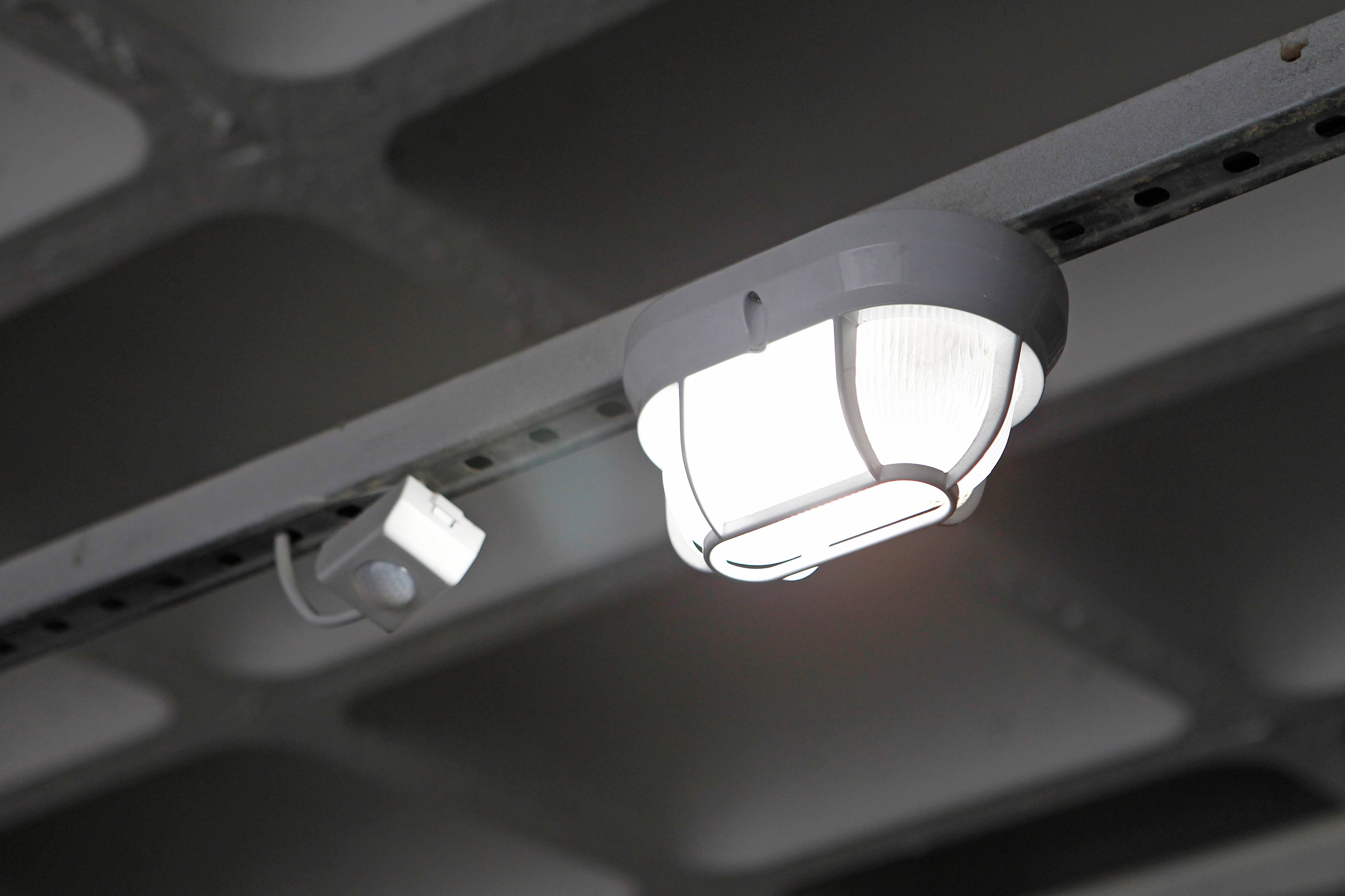 Energia elétrica - lâmpada usada em condomínio sustentável