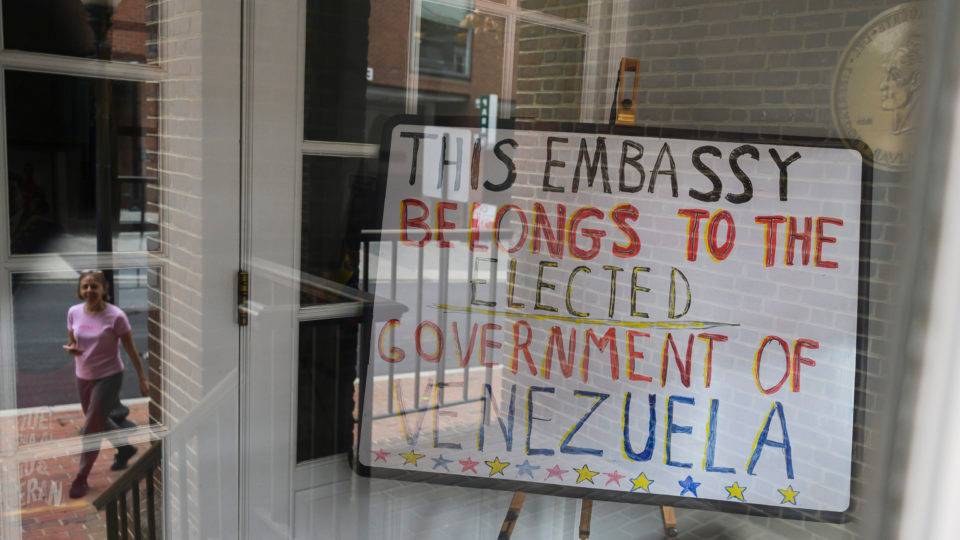 Um cartaz onde se lê "Esta embaixada pertence ao governo eleito da Venezuela" aparece na embaixada da Venezuela em Washington, EUA | Foto: Andrew CABALLERO-REYNOLDS/AFP