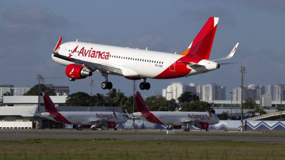 Anac suspende operações da Avianca por questões de segurança Avião da Avianca em operação