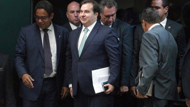 O presidente da Câmara, Rodrigo Maia (DEM-RJ), ao lado de outros deputados. Foto: Pablo Valadares/Agência Câmara