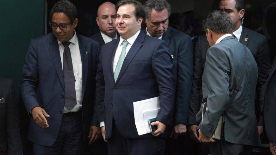 O presidente da Câmara, Rodrigo Maia (DEM-RJ), ao lado de outros deputados. Foto: Pablo Valadares/Agência Câmara