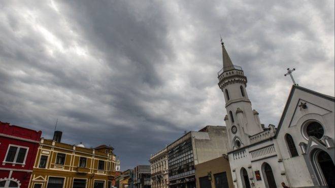 centro da cidade com céu nublado e nuvens carregadas