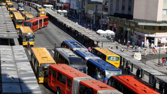ônibus no centro de Curitiba