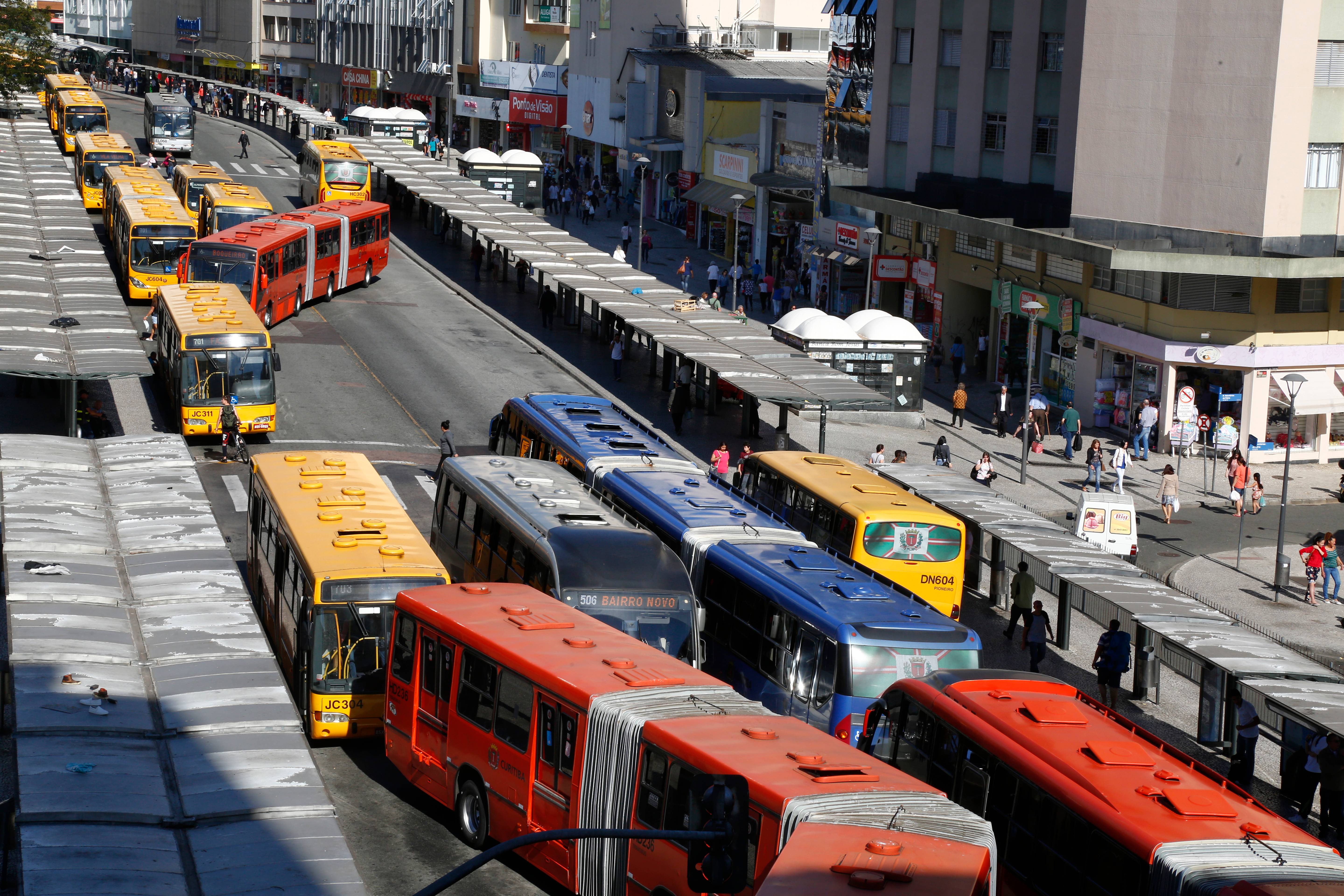 ônibus no centro de Curitiba