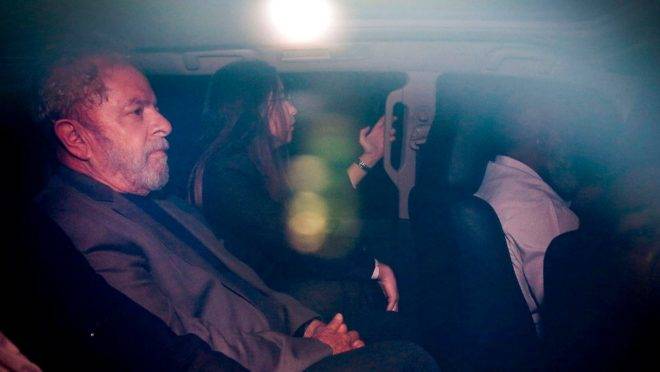 Ex-presidente Lula é conduzido para prisão em Curitiba em abril de 2018. Foto: Suamy Beydou/Estadão Conteúdo
