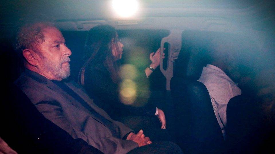 Ex-presidente Lula é conduzido para prisão em Curitiba em abril de 2018. Foto: Suamy Beydou/Estadão Conteúdo