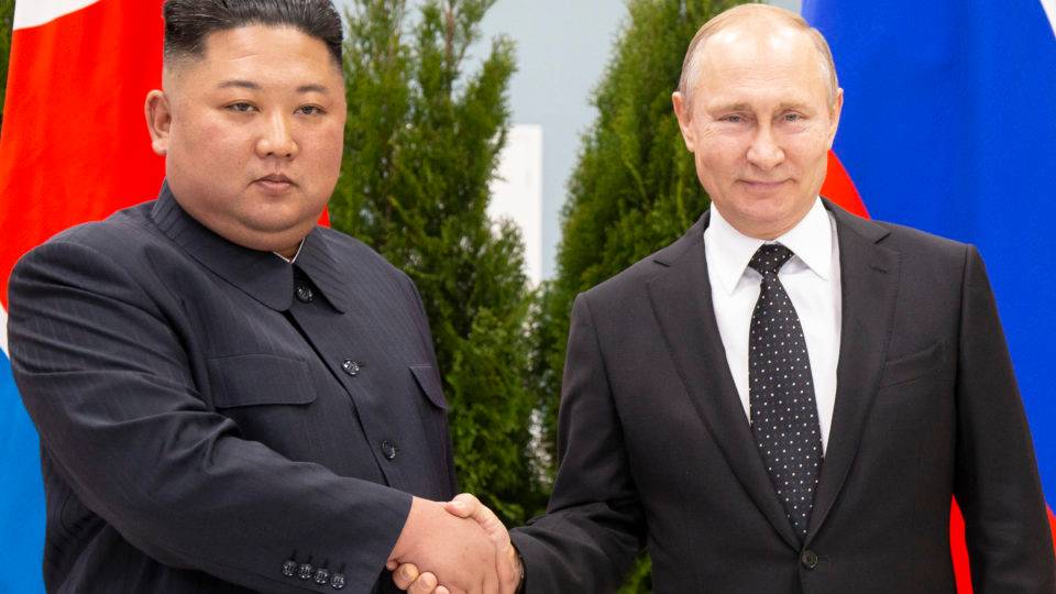 O ditador da Coreia do Norte, Kim Jong-un, cumprimenta o presidente russo Vladimir Putin na primeira cúpula entre os dois líderes, na Rússia | Foto: Alexander Zemlianichenko/POOL/AFP