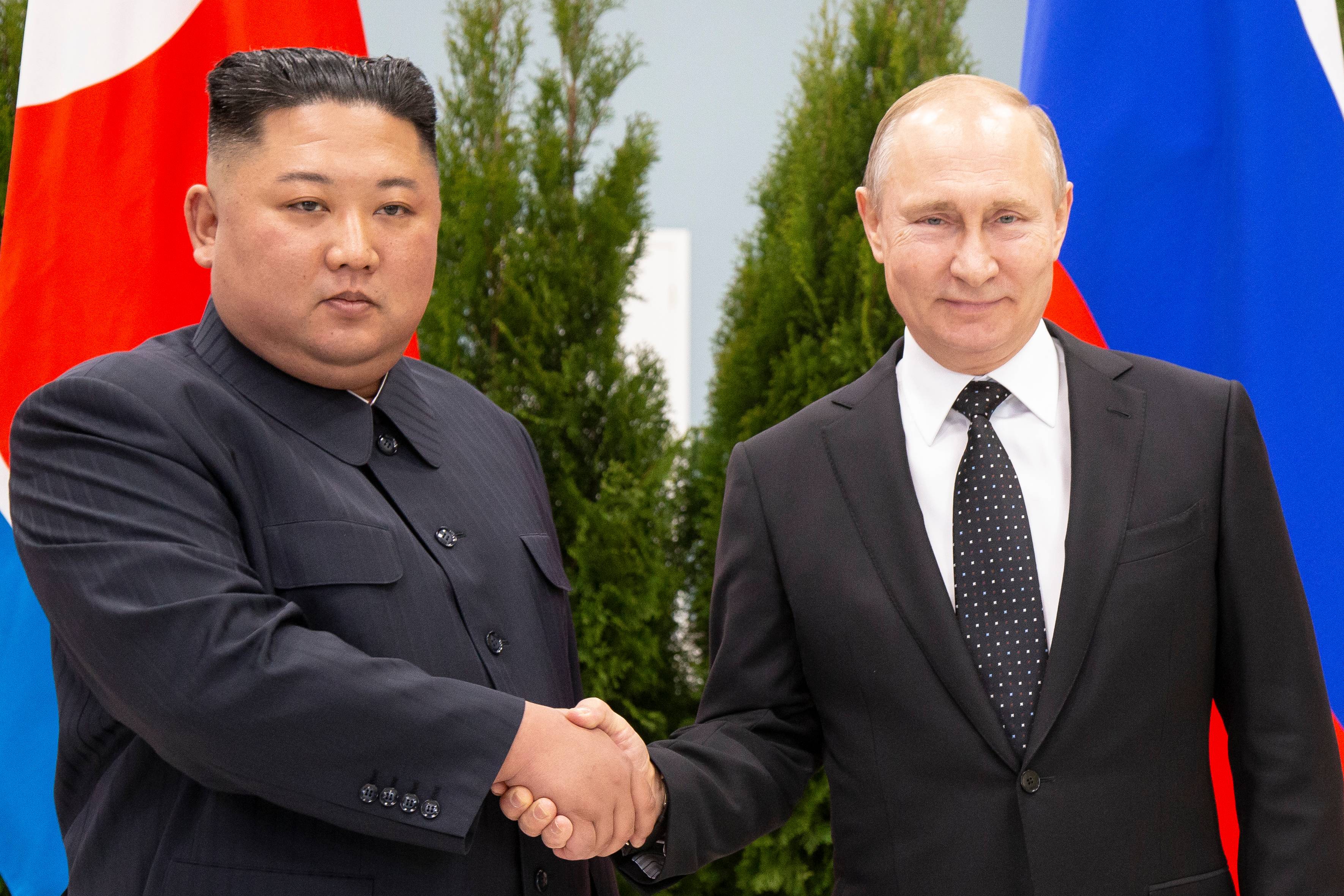 O ditador da Coreia do Norte, Kim Jong-un, cumprimenta o presidente russo Vladimir Putin na primeira cúpula entre os dois líderes, na Rússia | Foto: Alexander Zemlianichenko/POOL/AFP