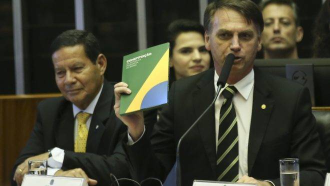 Jair Bolsonaro, então presidente eleito, em sessão solene em comemoração aos 30 anos da Constituição: reforma tira Previdência da Carta Magna. (Foto: Antonio Cruz/ABr)