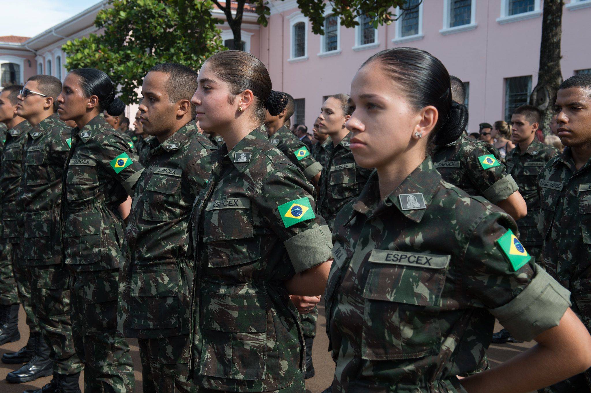 Mulheres do Exército perfiladas.
