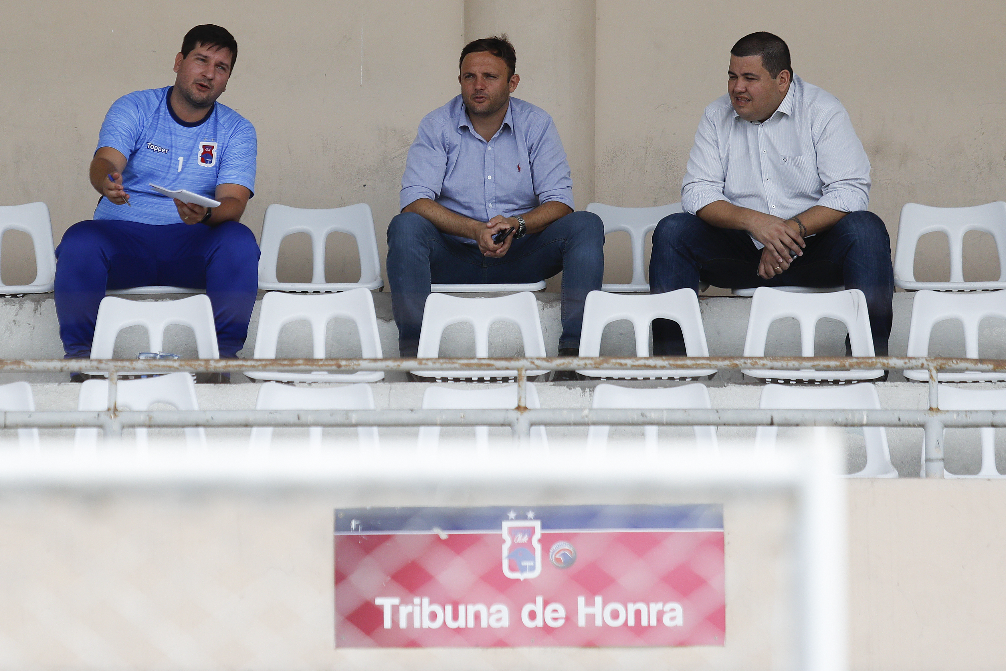 Matheus Costa, Mazzuco e o presidente Leonardo Oliveira conversam durante treino na Vila. | Jonathan Campos/Gazeta do Povo