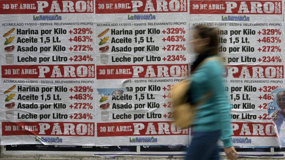 Cartazes convocam cidadãos para uma grande greve nacional em 30 de abril na Argentina ! Foto: JUAN MABROMATA/AFP