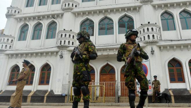 Forças de seguranças montam guarda em frente a uma mesquita, em Colombo, Sri Lanka | Foto: ISHARA S. KODIKARA/AFP